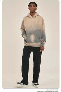 Detail van vintage gewassen bruine hoodie met kleurverloop en distressed afwerkingen