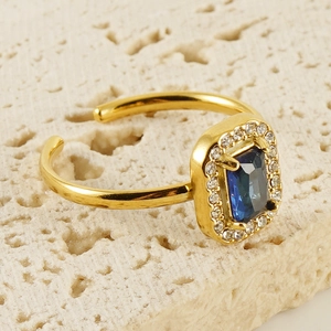 Bague ouverte dorée double couche avec pierre bleue rectangulaire et cristaux pavés fins