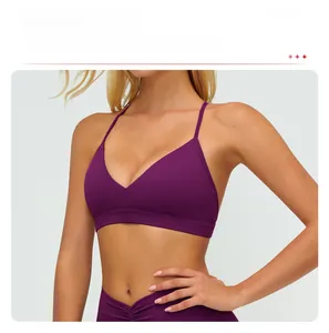 Détail du soutien-gorge de sport violet col en V avec bretelles et tissu élastique