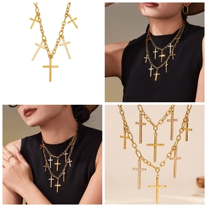 Détail du collier plaqué or 18k avec pavé de zircons et pendentifs croix polis