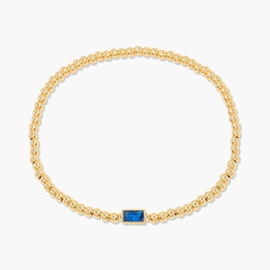 Bracelet minimaliste en perles dorées avec un charme rectangulaire en zircon bleu saphir