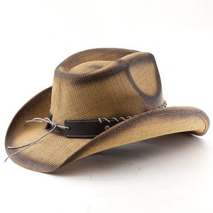 Dettaglio cappello da cowboy in paglia con sfumature marroni e cinturino in pelle con borchie
