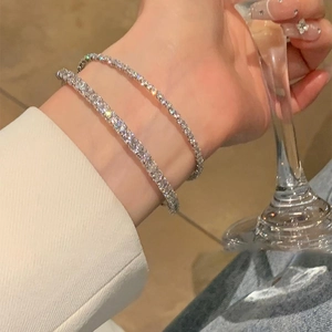 Bracelets tennis élégants en argent avec oxydes de zirconium portés au poignet