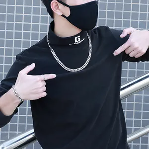 Ensemble collier et bracelet à maille gourmette argentée style hip-hop sur mannequin