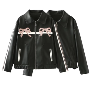 Veste en similicuir noir pour femme avec broderie nœud rose et liserés blancs