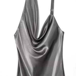 Haut licou en satin gris anthracite avec col bénitier élégant et drapé brillant