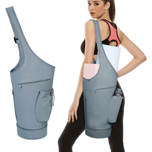 Détail du sac à tapis de yoga gris avec poche zippée et porte-bouteille à cordon de serrage