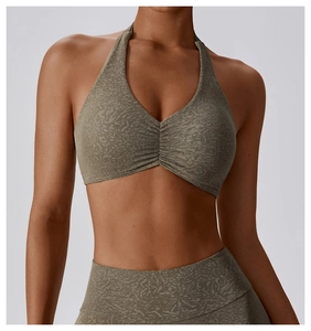 Détail de l'ensemble de yoga vert olive avec brassière dos nu froncée et legging taille haute