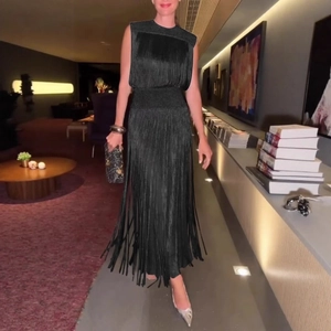 Robe longue noire élégante sans manches avec franges et col rond pour les soirées de gala