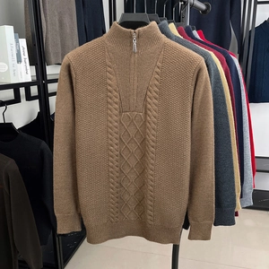 Detailansicht des Herren-Zopfstrickpullovers mit Reißverschlusskragen und Textur