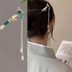 Pic à cheveux en bambou avec dégradé vert et pompons dorés pour coiffures rétro élégantes