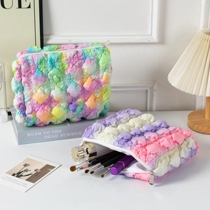 Nahaufnahme der süßen bunten Make-up-Tasche mit Blasenstruktur für Pinsel und Lippenstift