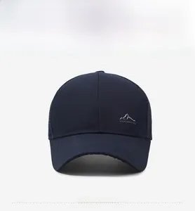 Détail de la casquette trucker bleu marine avec broderie et maille respirante