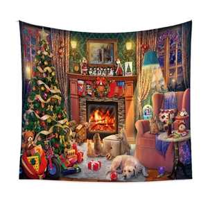 Detail eines Weihnachtswandteppichs mit gemütlicher Kamin-Szene und Haustieren im Raum
