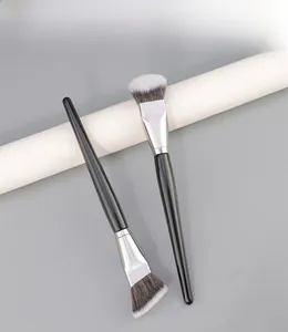 Ensemble de deux pinceaux de maquillage avec têtes plate pour fond de teint et biseautée