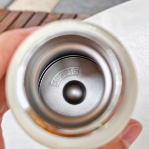 Detailed macro view showing the high quality SUS 316 stainless steel liner of the bottle