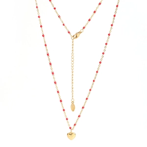 Vue détaillée du collier en acier inoxydable doré avec perles rouges et pendentif cœur