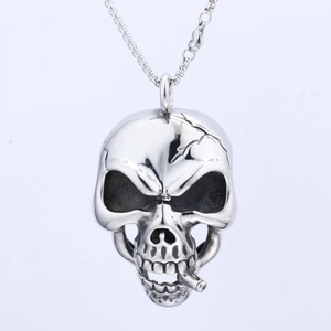 Pendentif tête de mort punk rétro en acier inoxydable poli avec détail de cigarette