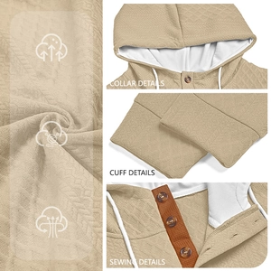 Dettaglio felpa con cappuccio in maglia a nido d'ape kaki con bottoni in legno