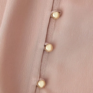 Camicia in raso rosa con scollo a V, cintura in vita e bottoni dorati raffinati