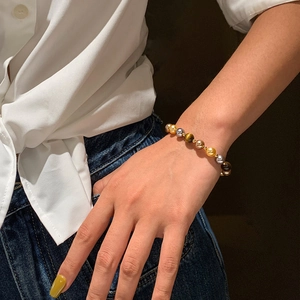 Vue détaillée du bracelet en perles d'oeil de tigre et perles avec fermoir magnétique