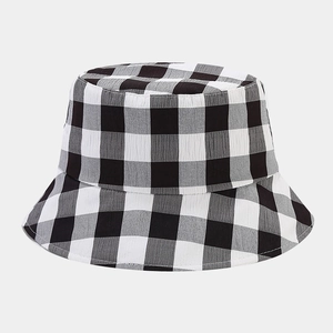 Dettaglio di un cappello da sole traspirante con classico motivo a scacchi bianco e nero