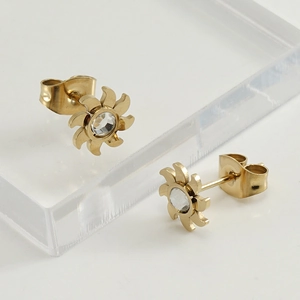 Goldene Edelstahl-Sonnenblumen-Ohrringe mit Zirkonia auf einem klaren Ständer