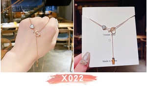 Dettaglio della collana in titanio oro rosa con ciondolo a cuore e chiusura a T