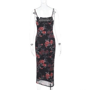 Détail de la robe élégante en résille noire avec imprimé floral rose et coupe ajustée