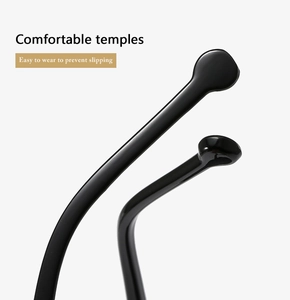 Detail van glanzend zwarte pootjes met tekst over antislipcomfort en ergonomisch design