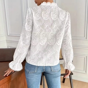 Vue arrière du chemisier blanc à manches longues avec broderie florale 3D et dentelle