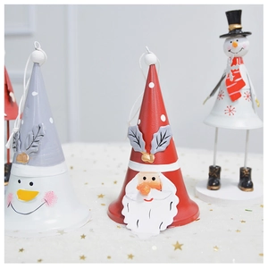 Détail de cloches de Noël en métal peint avec des motifs du Père Noël et de bonhomme de neige