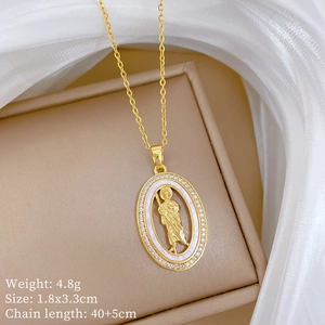 Vue macro d'un collier avec pendentif portrait en nacre et cristaux sur un écrin bijoux