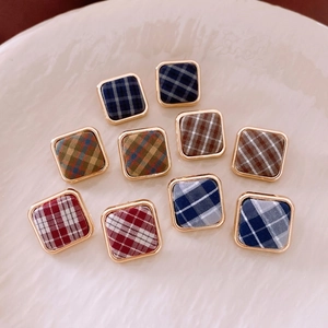 Boucles d'oreilles carrées en tissu à carreaux avec monture en métal doré chic