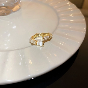 Primer plano detallado del anillo de bambú dorado con circonitas y efecto ojo de gato