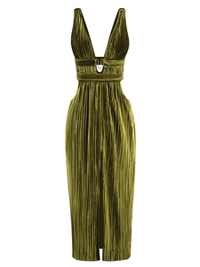 Vue détaillée d'une robe en velours vert olive avec décolleté en V et boucle en métal en U