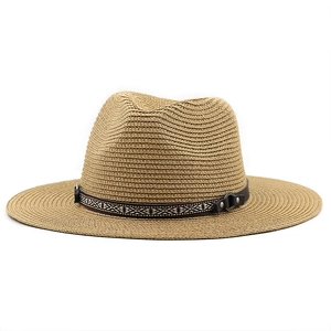 Détail d'un chapeau de cowboy en paille avec bande en cuir ethnique et rivets en métal