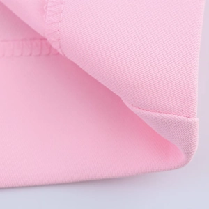 Gros plan détaillé de la texture en maille rose et des coutures de qualité du tailleur
