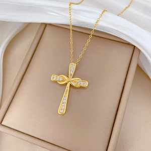 Lussuosa collana in acciaio inossidabile dorato con croce a torsione e infinito