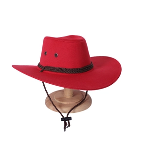 Dettaglio di cappello da cowboy rosso con corda intrecciata e cinturino su supporto