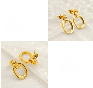 Détails de boucles d'oreilles ovales dorées avec texture verticale et fini poli
