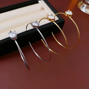 Boucles d'oreilles créoles C avec cœur en zircone, finitions dorée et argentée élégantes