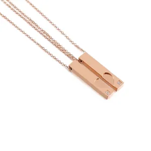 Détails du collier de couple en acier rose doré avec strass et pendentif en forme de cœur