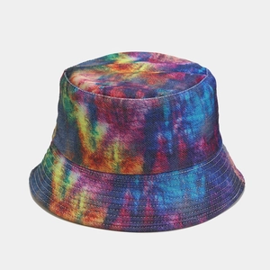 Détail du chapeau bob en denim tie-dye coloré avec des coutures multiples sur le rebord