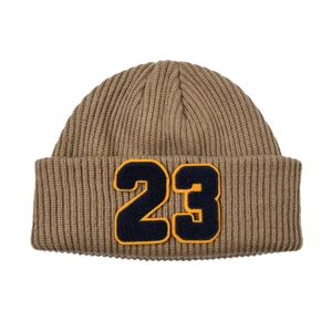 Detalle del gorro de punto caqui con bordado vintage del número 23 y borde acanalado