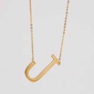 Collar con colgante de inicial J de acero inoxidable chapado en oro de 18K con cadena