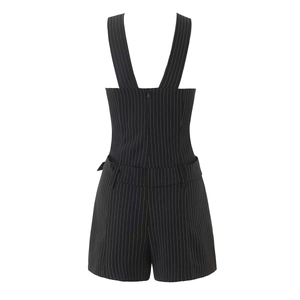 Vista posteriore della tutina a righe nere con design racerback e zip invisibile