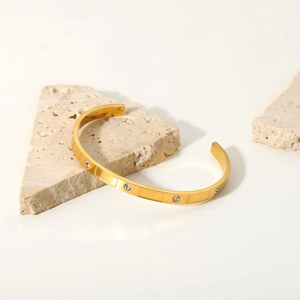 Bracciale rigido aperto in acciaio inossidabile placcato oro 18K con zirconi