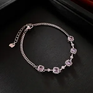 Elegante bracciale in zircone viola quadrato con alone scintillante su sfondo nero