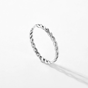 Minimalist S925 sterling silver twisted infinity ring with polished metallic finish
